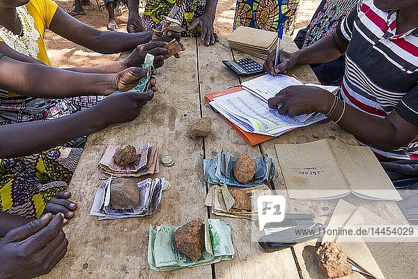 Rückzahlung von Mikrofinanzkrediten im Norden Togos.