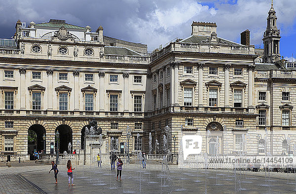 Vereinigtes Königreich  England  London  Somerset House  Innenhof  Springbrunnen  Menschen