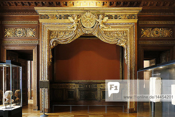 Paris 1. Arrondissement  Louvre-Museum. Zimmer mit Alkoven. Das Alkovenbett von Ludwig XIV.