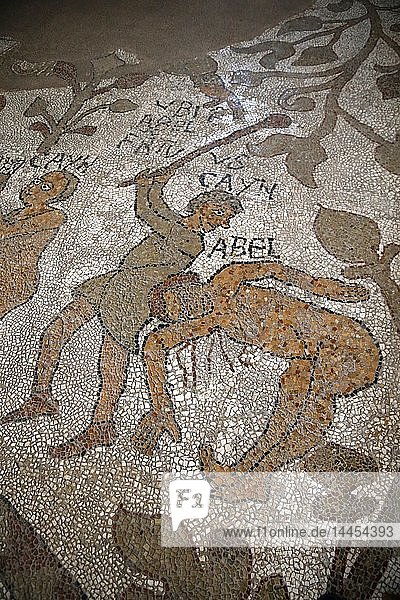 Detail der Mosaiken auf dem Boden des Doms von Otranto  Italien. Kain tötet Abel.