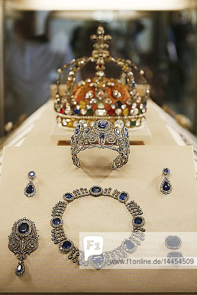 Paris 1. Arrondissement  Louvre-Museum. Die Apollo-Galerie. Der Schmuck der Königin Marie-Amelie. Im Hintergrund: die Krone von Ludwig XV.