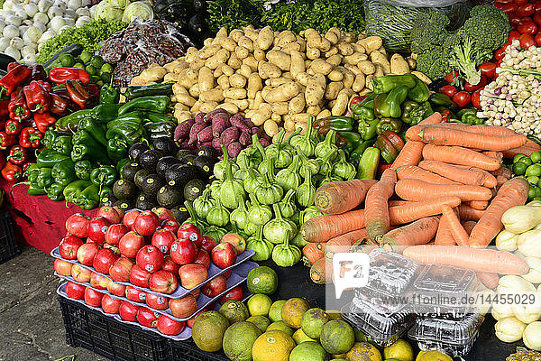 Obst- und Gemüsestand auf dem Markt von Chiquimula  Guatemala  Mittelamerika.