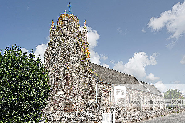 Normandie. Manche. Regneville sur Mer. Die prächtige und typische Kirche Notre Dame de Regneville (13. Jahrhundert).