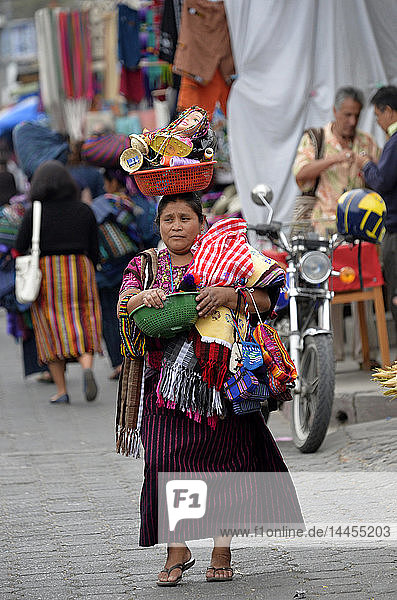 Frau verkauft Kunsthandwerk und Souvenirs in Panajachel  Atitlan-See  Guatemala  Mittelamerika.