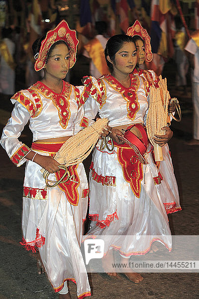 'Sri Lanka; Colombo  Navam Perahera  festival  two women '