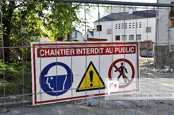 Frankreich  Region Pays de La Loire  Stadt Nantes  Verbotsschild für die Öffentlichkeit vor dem Abriss eines alten Wohnhauses.