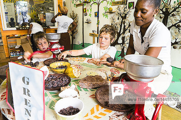 Zwei Kinder lernen  wie man Schokolade herstellt  House of Chocolate  St-Georges  Grenada  Westindien  Karibische Inseln