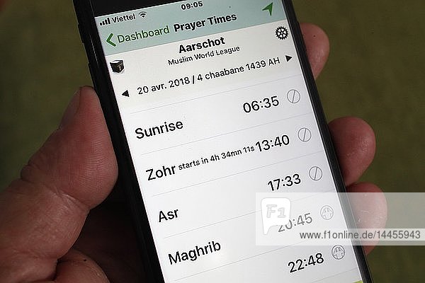 Muslimische Gebetszeiten auf einem Smartphone. Salaat Zeiten Alarm.