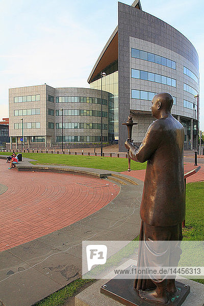 UK  Wales  Cardiff  Bay  World Harmony Peace Statue  Atradius-Gebäude
