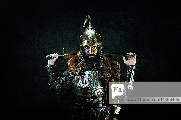 Porträt eines mittelalterlichen Kriegers mit seiner Klinge auf den Schultern