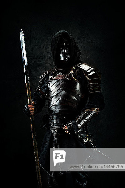 Sarmatischer Ritter im Atelier auf schwarzem Hintergrund.