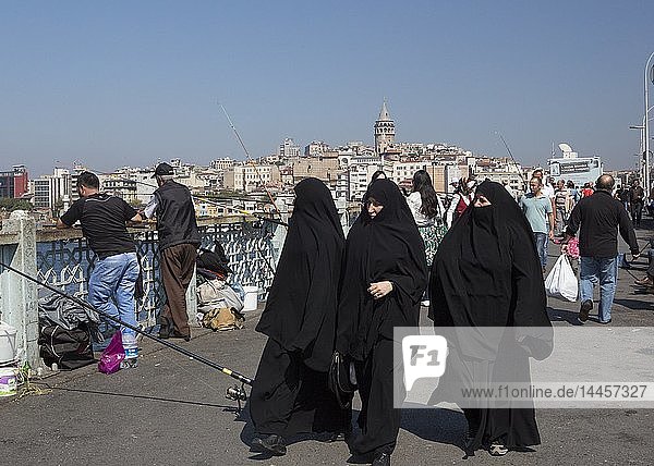 Türkei  Istambul  Galata-Brücke  muslimische Frauen