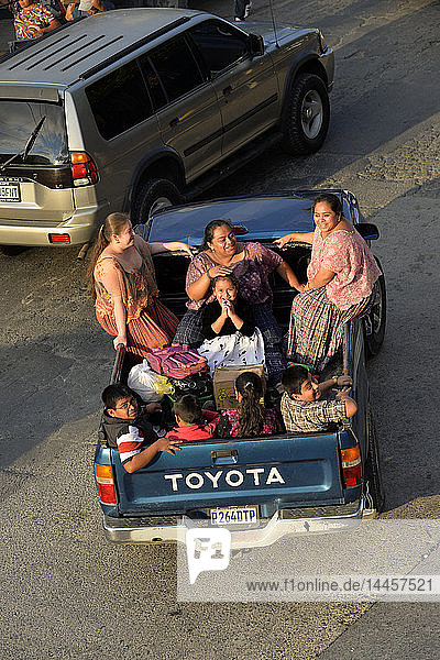 Menschen sitzen zusammen auf einem Lieferwagen in Coban  Guatemala  Mittelamerika.