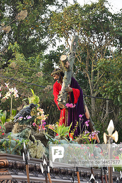 Christusfigur mit Kruzifix während der Karwoche  Antigua  Guatemala  Mittelamerika.