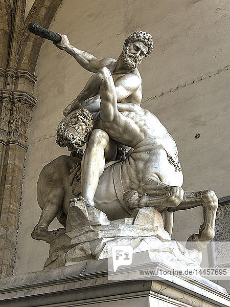 Italien  Toskana  Florenz  Loggia dei Lanzi  Herkules kämpft mit dem Zentauren Nessus