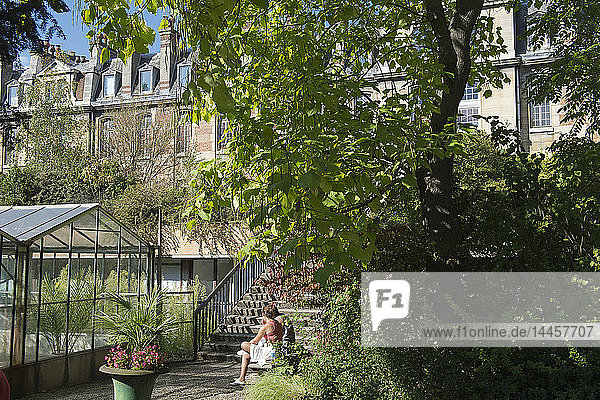 France. Paris 6th district. Avenue de l'Observatoire. Faculty of pharmacy. Students in the botanical garden of the faculty