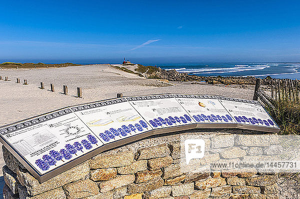 Frankreich  Bretagne  Bucht von Audierne  Informationstafeln über das Meer  den Wind und die Geologie