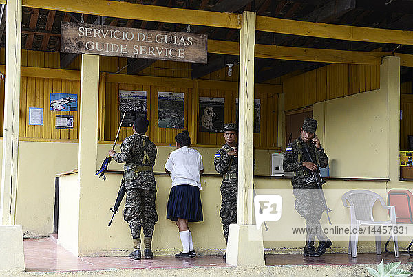Soldaten am Eingang der Ruinen von Copan  Honduras  Mittelamerika.