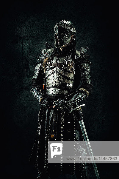 Sarmatischer Ritter im Atelier auf schwarzem Hintergrund.