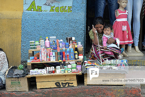 Frau verkauft Seife und andere Kosmetika auf dem Markt von Coban  Guatemala  Mittelamerika.