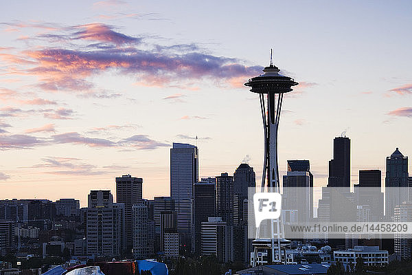 Die Skyline von Seattle in der Abenddämmerung