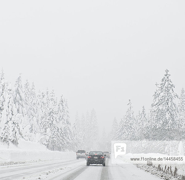 Autos fahren auf schneebedeckter Straße