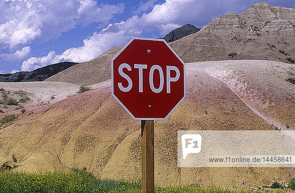 Stoppschild in den South Dakota Badlands