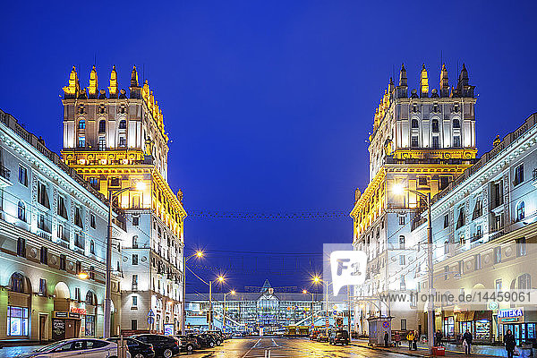 Die Tore von Minsk und der Bahnhofsplatz in der Abenddämmerung  Minsk  Belarus  Osteuropa