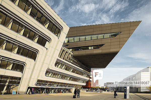 Außenansicht des Campus der Wirtschaftsuniversität Wien  entworfen von Zaha Hadid Architects  Wien  Österreich