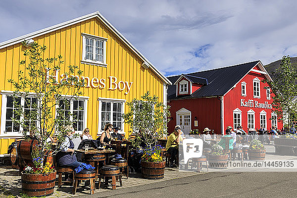 Belebte  bunte Cafés  Siglufjordur  (Siglufjorour)  herrliches Sommerwetter  nördlichste Stadt des Festlandes  Nordisland