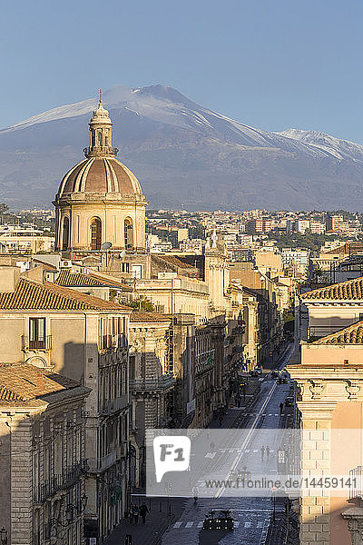Die Kuppel der Kirche Saint Michael und der Ätna im Hintergrund  Catania  Sizilien  Italien