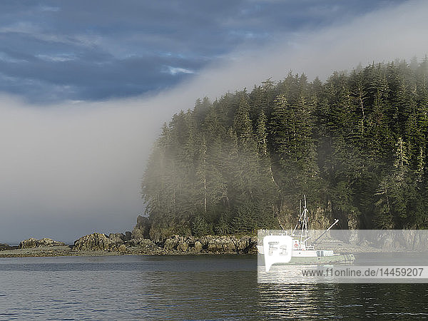 Das Fischerboot Steller ankert im Nebel bei George Island  Cross Sound  Südost-Alaska  USA