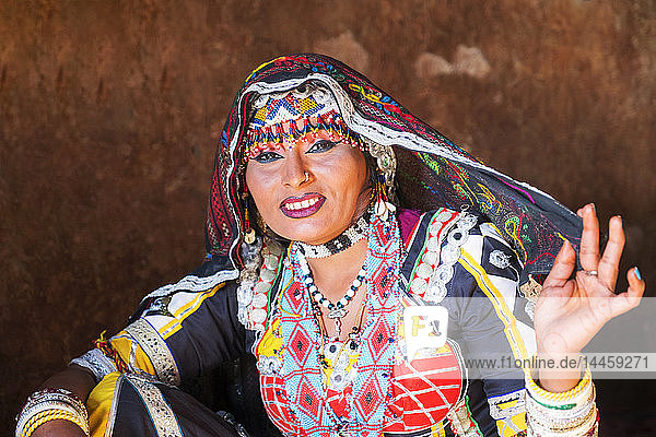 Kalbelia-Tänzerin mit traditioneller Kleidung in Jodhpur  Rajasthan  Indien