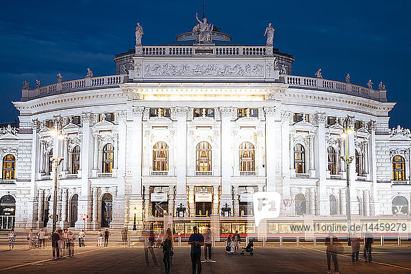 Außenansicht des Burgtheaters bei Nacht  UNESCO-Welterbe  Wien  Österreich