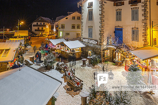 Blick auf den Weihnachtsmarkt in der Abenddämmerung in Campitello di Fassa  Val di Fassa  Trentino  Italien