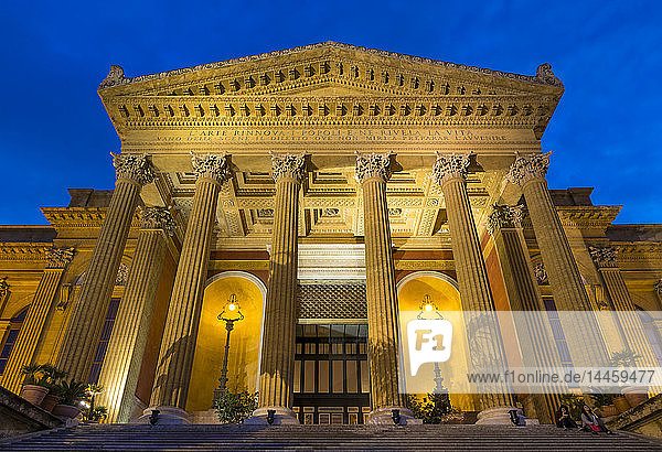 Das Massimo-Theater (Teatro Massimo) während der blauen Stunde  Palermo  Sizilien  Italien