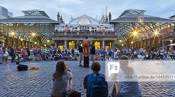 Crowd watching street performers at Covent Garden  London  England  United Kingdom