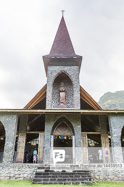 Außenansicht der katholischen Kirche in der Stadt Vaitahu auf der Insel Tahuata  Marquesas  Französisch-Polynesien  Südpazifik