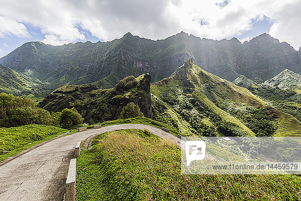 Kurvenreiche Bergstraße von der Stadt Hanavave  Fatu Hiva  Marquesas  Französisch-Polynesien  Südpazifik