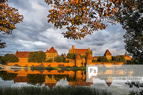 Schloss Malbork bei Sonnenuntergang  UNESCO-Weltkulturerbe  Malbork  Polen