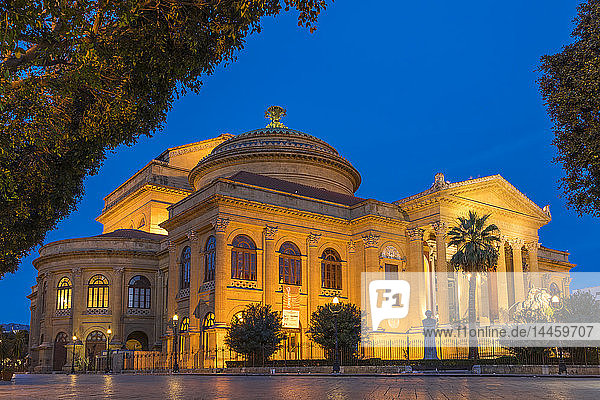 Das Massimo-Theater (Teatro Massimo) während der blauen Stunde  Palermo  Sizilien  Italien