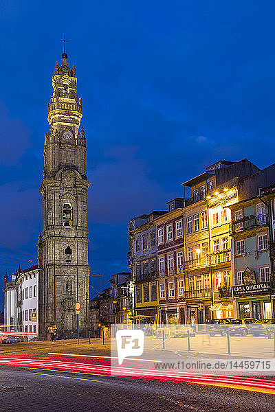 Der Glockenturm der Clerigos-Kirche in der Abenddämmerung  Porto  Portugal