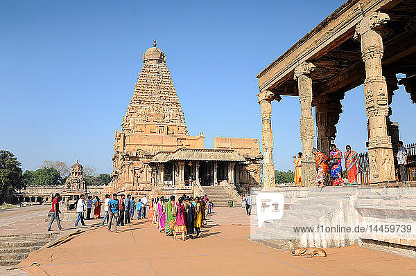 Besucher des Brihadisvara Cholan-Tempels aus dem 11. Jahrhundert  UNESCO-Weltkulturerbe  Thanjavur  Tamil Nadu  Indien