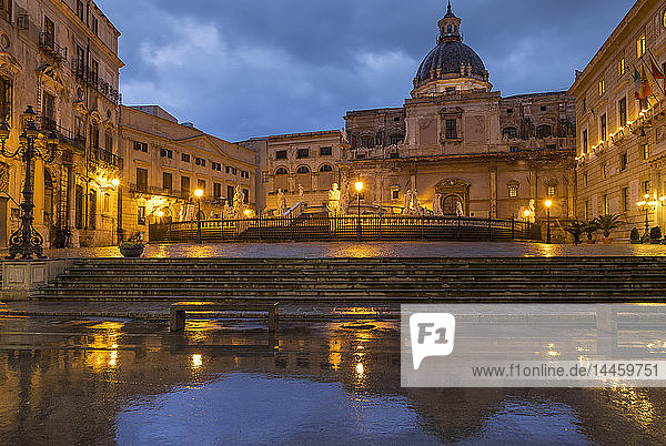 Pretoria-Platz und Kuppel der Kirche Santa Caterina d'Alessandria  die sich in einer Pfütze spiegelt  Palermo  Sizilien  Italien
