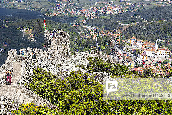 Blick von der maurischen Burg hinunter auf das historische Zentrum von Sintra  UNESCO-Weltkulturerbe  Portugal