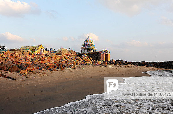 Hindu-Tempel zu Ehren von Ganesh an der felsigen Küste mit Blick auf den Golf von Bengalen in Tranquebar  Tamil Nadu  Indien