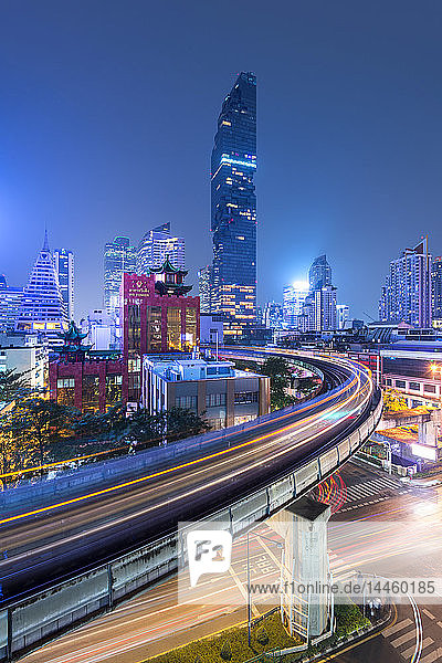 Mahanakhon-Gebäude und BTS-Skytrain in der Silom Road  Geschäftsviertel von Bangkok  Bangkok Thailand  Südostasien