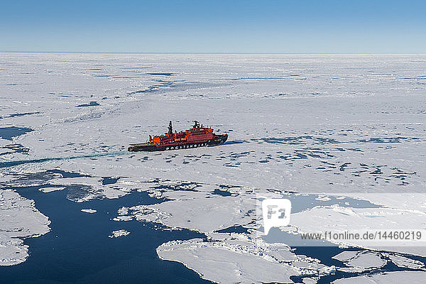 Luftaufnahme des Eisbrechers 50 Jahre Sieg auf dem Weg zum Nordpol beim Durchbrechen des Eises  Arktis