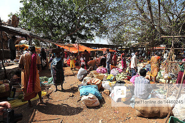Geschäftiger Wochenmarkt der Mali-Stammesangehörigen in Koraput  Odisha  Indien