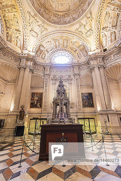 Details der Architektur und sakralen Kunst der Innenkuppel der römisch-katholischen Kathedrale  UNESCO-Weltkulturerbe  Sevilla  Andalusien  Spanien